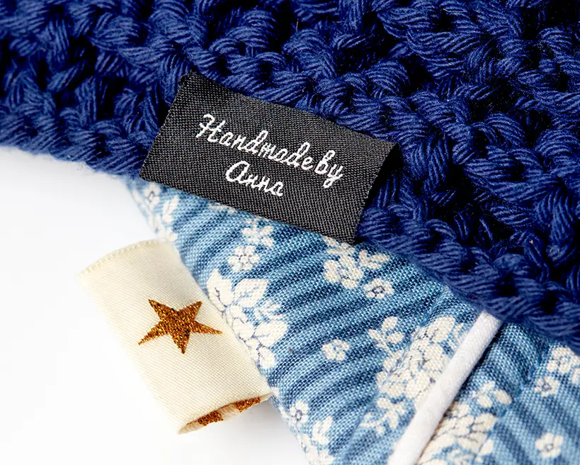 Étiquettes textiles à coudre pliées en deux