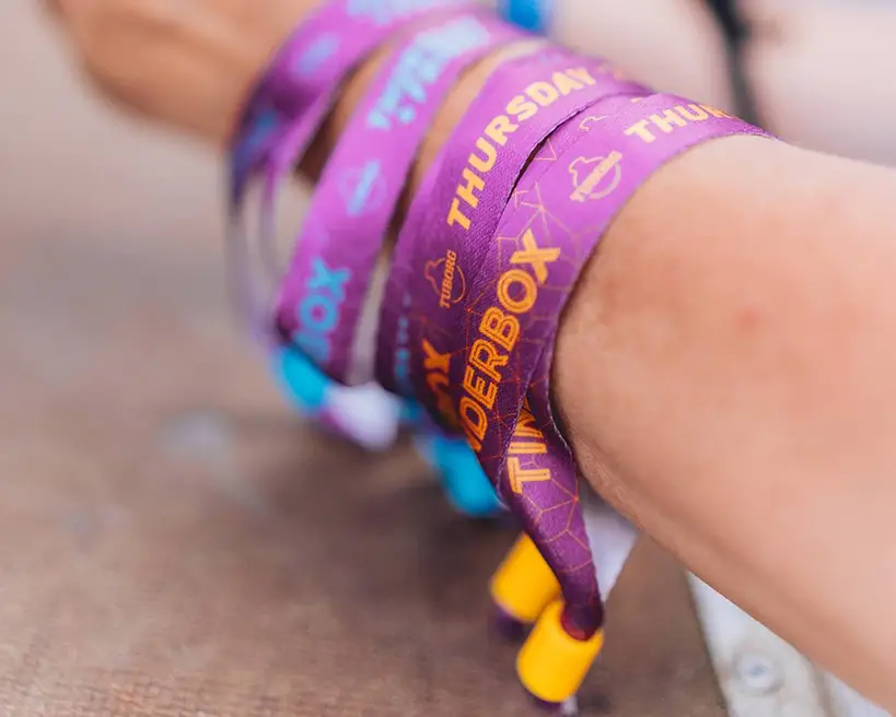 bracelet de festival avec fermoir coloré
