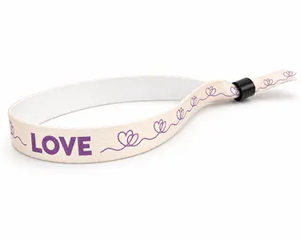 Bracelets de festival avec des cœurs violets