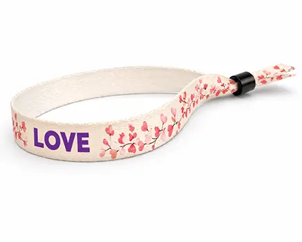 Bracelets de festival avec une guirlande de fleurs rouges