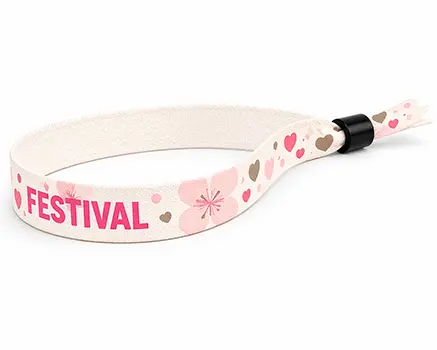 Bracelets de festival avec des cœurs roses et des fleurs