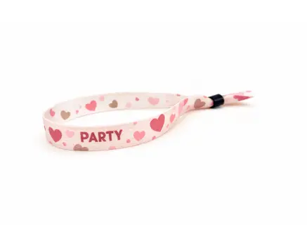 Bracelets de festival avec des cœurs
