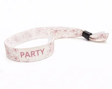 Bracelets de festival roses avec des fleurs