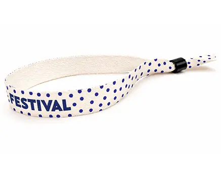 Bracelets de festival avec pois bleus
